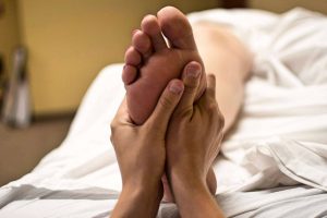 zoneterapi - fødder der behandles